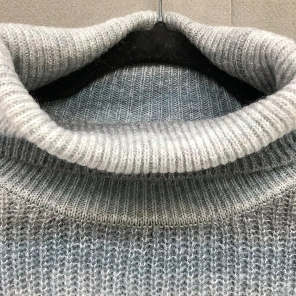 NWOT Hooked Up By IOT Turtleneck Sweater Womens M Gray Striped Ombre‎ Relaxed